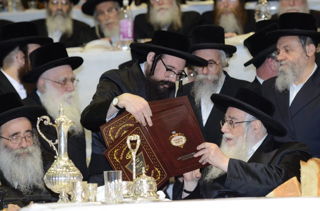 תיעוד ענק: שמחת האירוסין וסעודת הילולא בצאנז