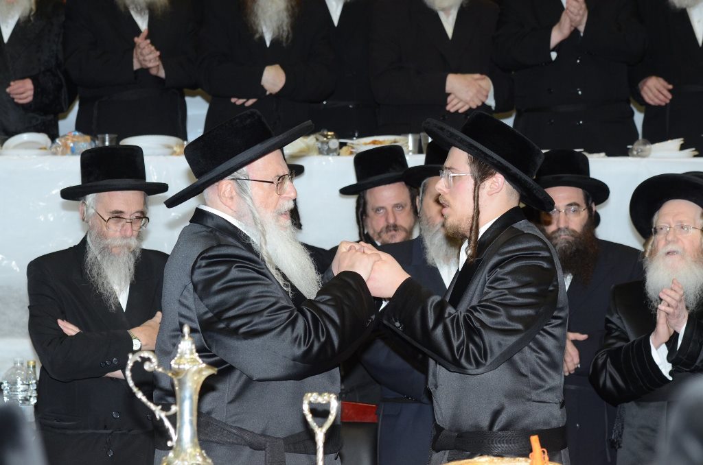 תיעוד ענק: שמחת האירוסין וסעודת הילולא בצאנז