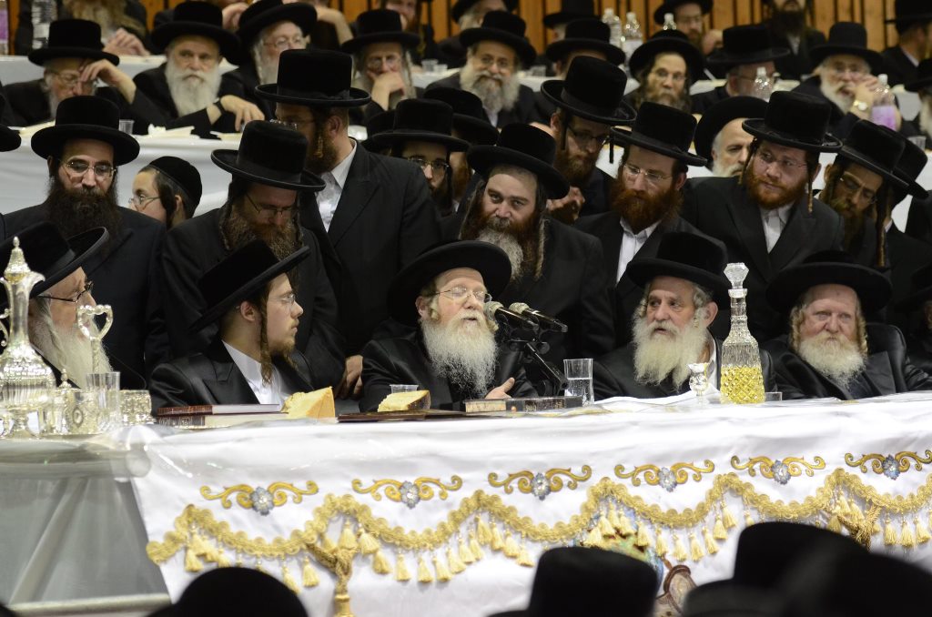 תיעוד ענק: שמחת האירוסין וסעודת הילולא בצאנז