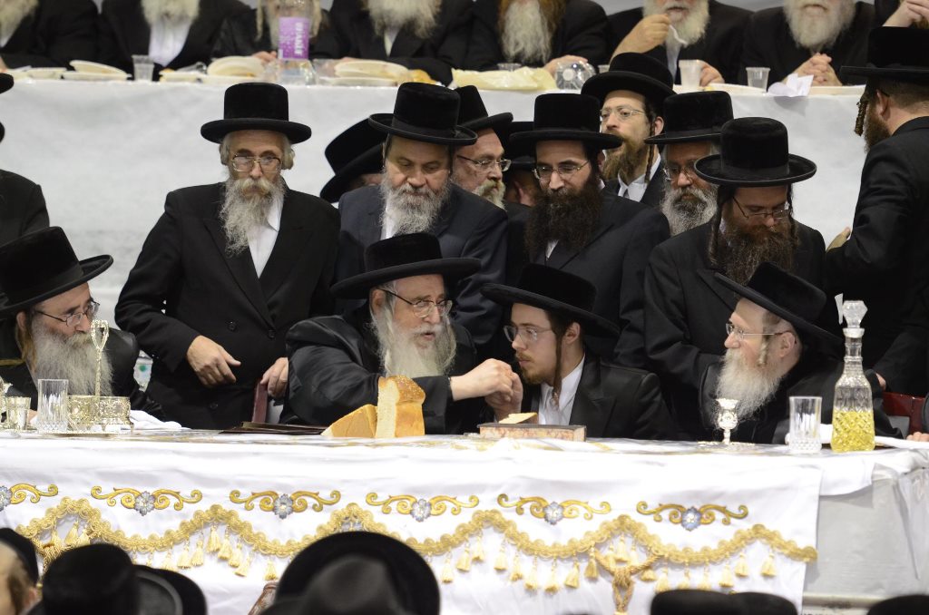 תיעוד ענק: שמחת האירוסין וסעודת הילולא בצאנז