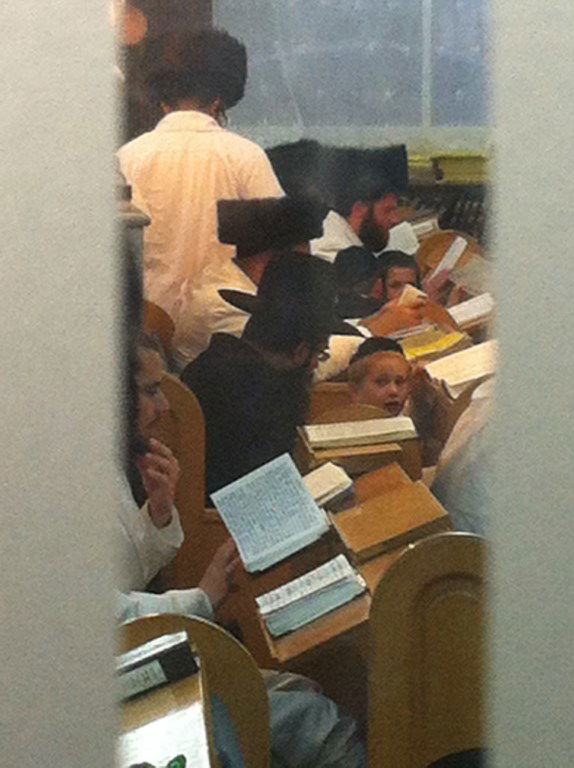 בלימוד עם בנו בערב שבת