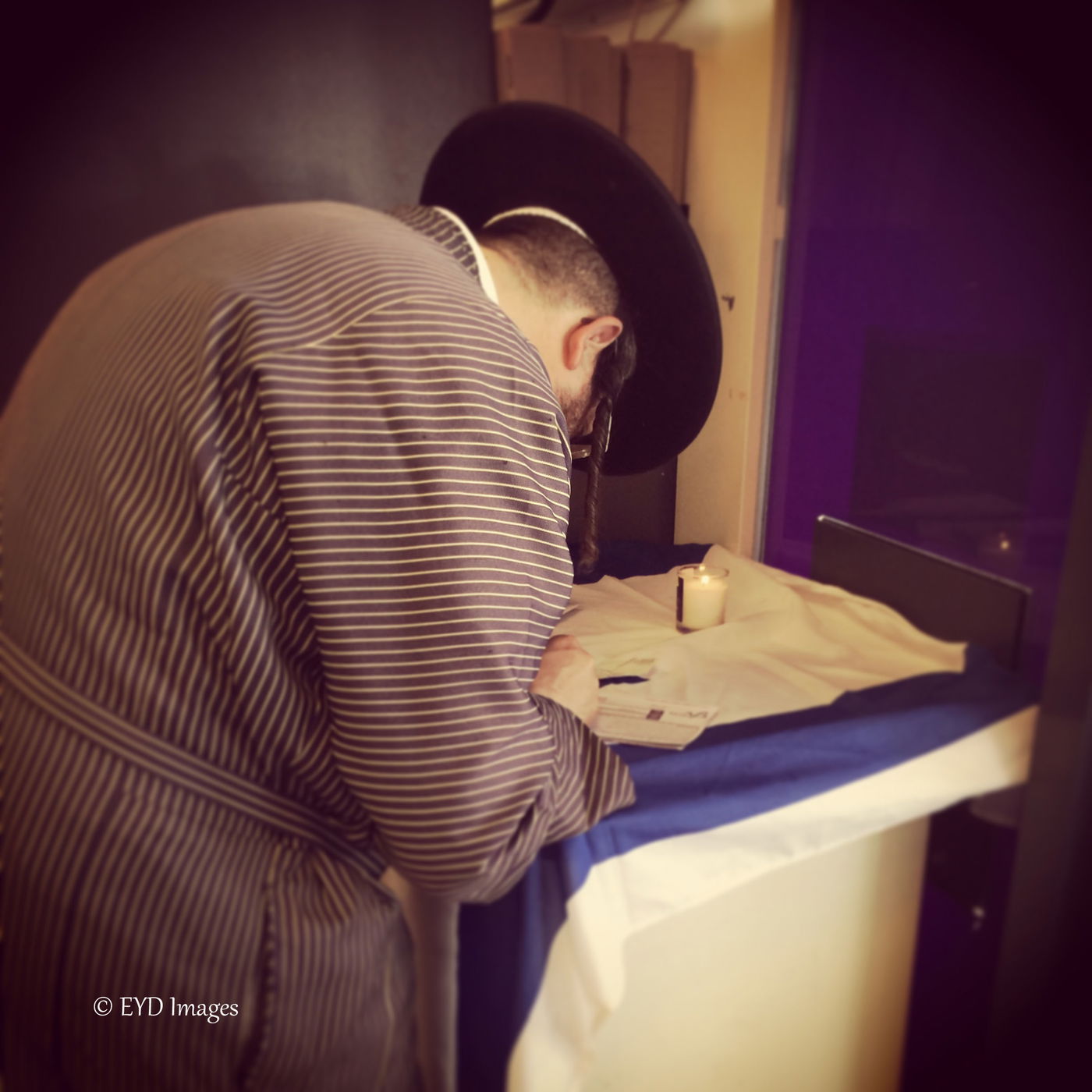 יום השואה בבית שמש: החסיד כותב צ'קים על הדגל, דקות לפני הצפירה