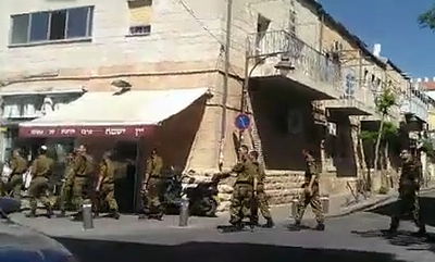 תיעוד: עשרות חיילים הותקפו מילולית בשכונה החרדית 'גאולה'