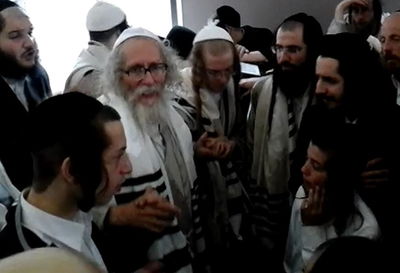 יהונסבורג: הרב אליעזר ברלנד בריקוד עם חסידיו • וידאו בלעדי