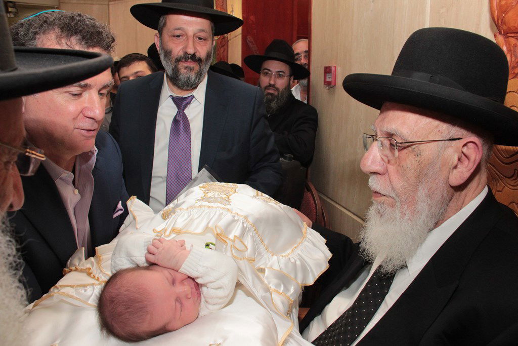 אריה דרעי חגג ברית לנכד, אלי ישי נעדר • תמונות