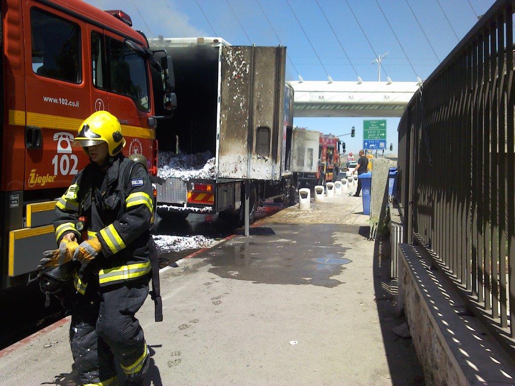 צפו: משאית עלתה באש בגשר המיתרים בירושלים