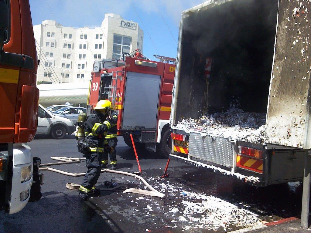 צפו: משאית עלתה באש בגשר המיתרים בירושלים