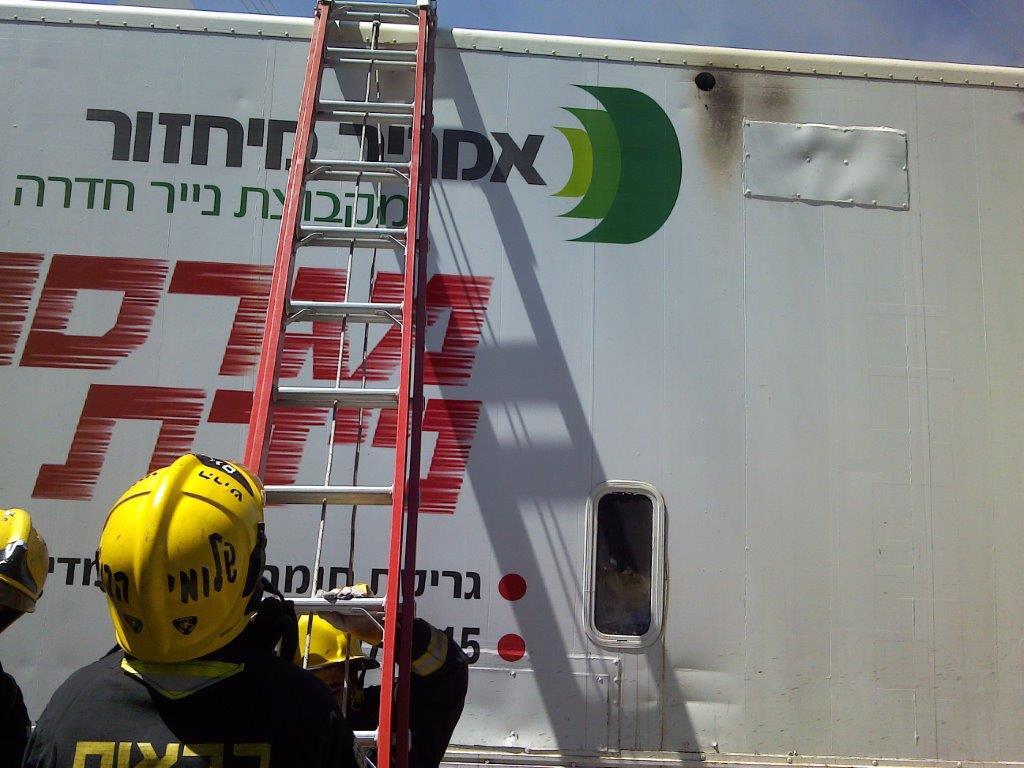 צפו: משאית עלתה באש בגשר המיתרים בירושלים