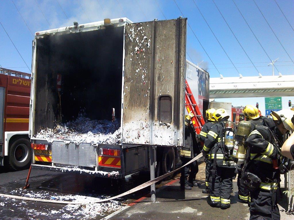 צפו: משאית עלתה באש בגשר המיתרים בירושלים
