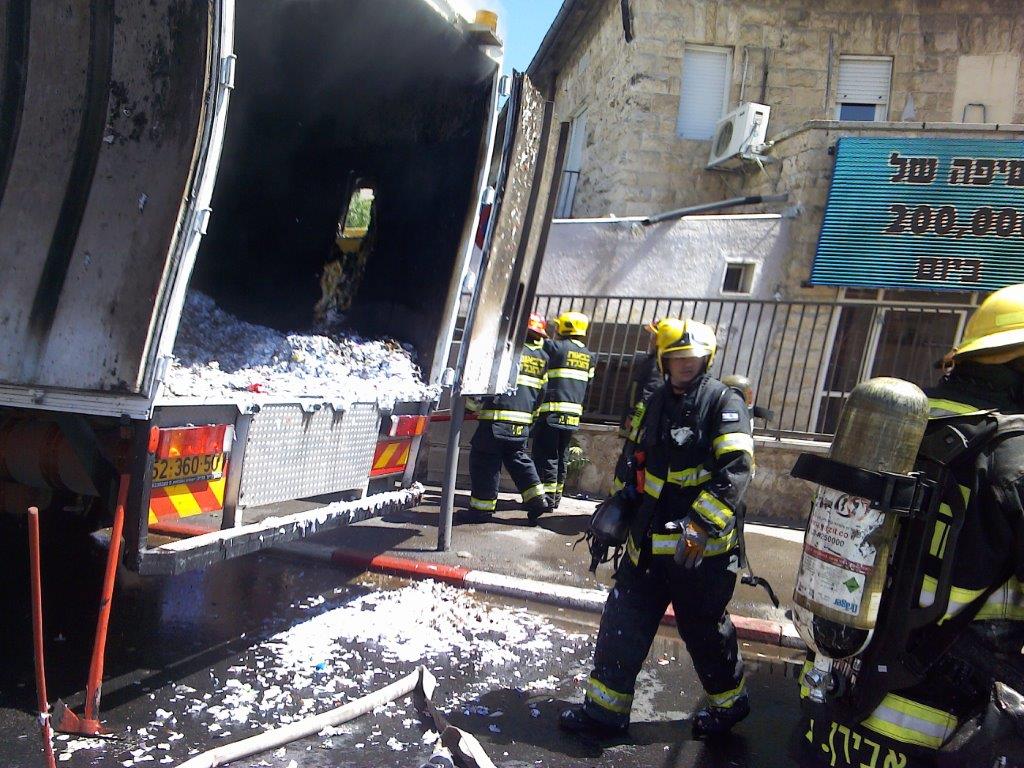 צפו: משאית עלתה באש בגשר המיתרים בירושלים