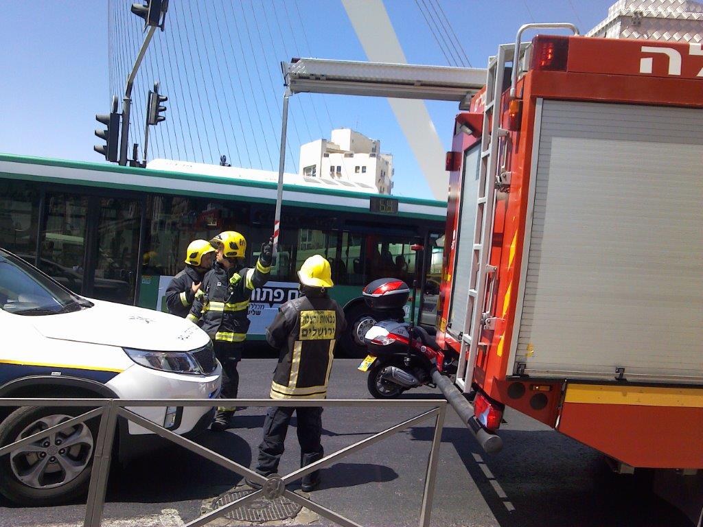צפו: משאית עלתה באש בגשר המיתרים בירושלים