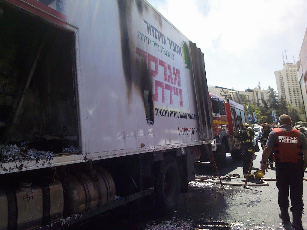צפו: משאית עלתה באש בגשר המיתרים בירושלים