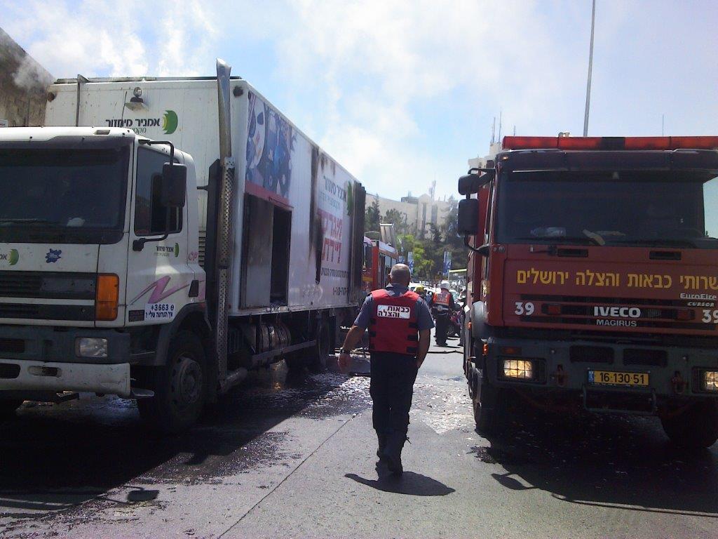 צפו: משאית עלתה באש בגשר המיתרים בירושלים