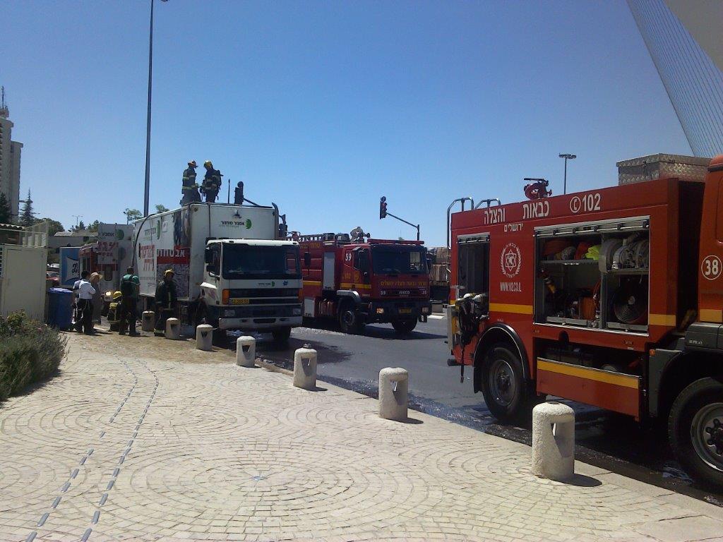 צפו: משאית עלתה באש בגשר המיתרים בירושלים