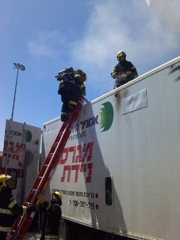 צפו: משאית עלתה באש בגשר המיתרים בירושלים