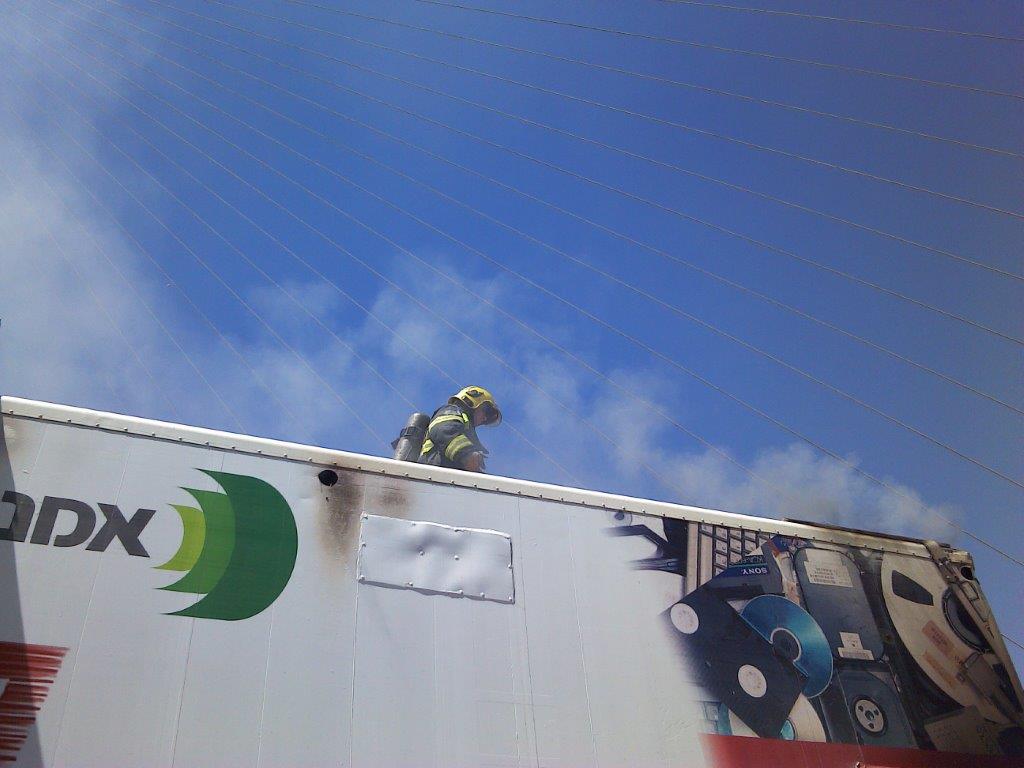 צפו: משאית עלתה באש בגשר המיתרים בירושלים