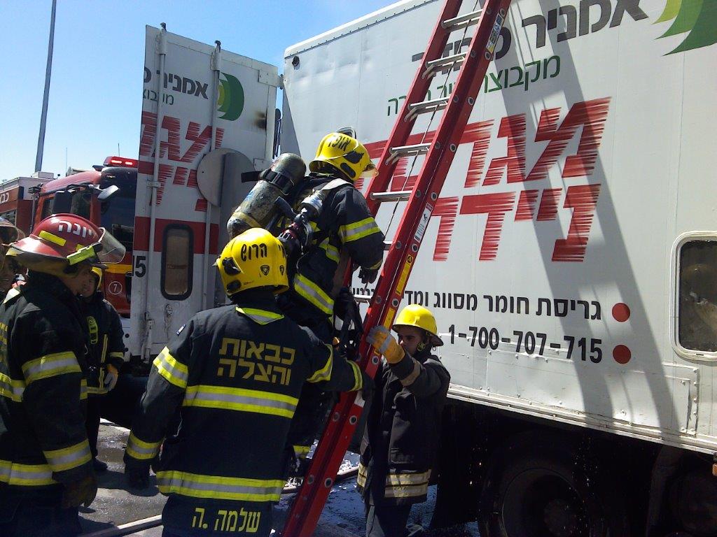 צפו: משאית עלתה באש בגשר המיתרים בירושלים