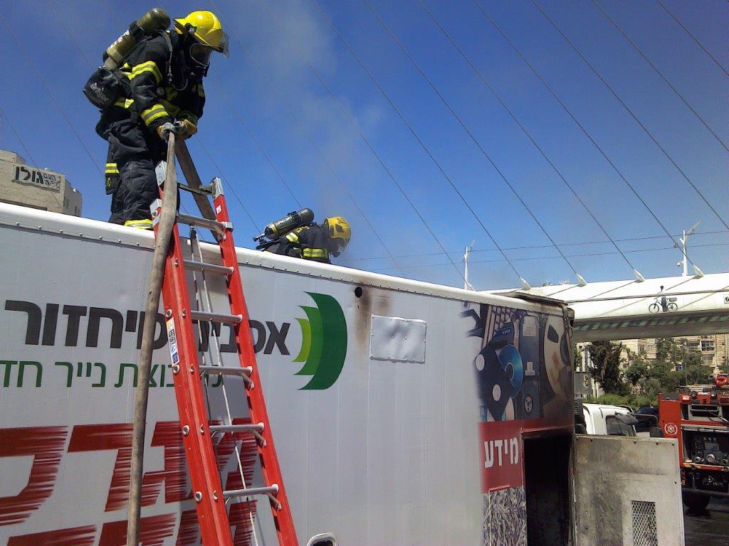 צפו: משאית עלתה באש בגשר המיתרים בירושלים