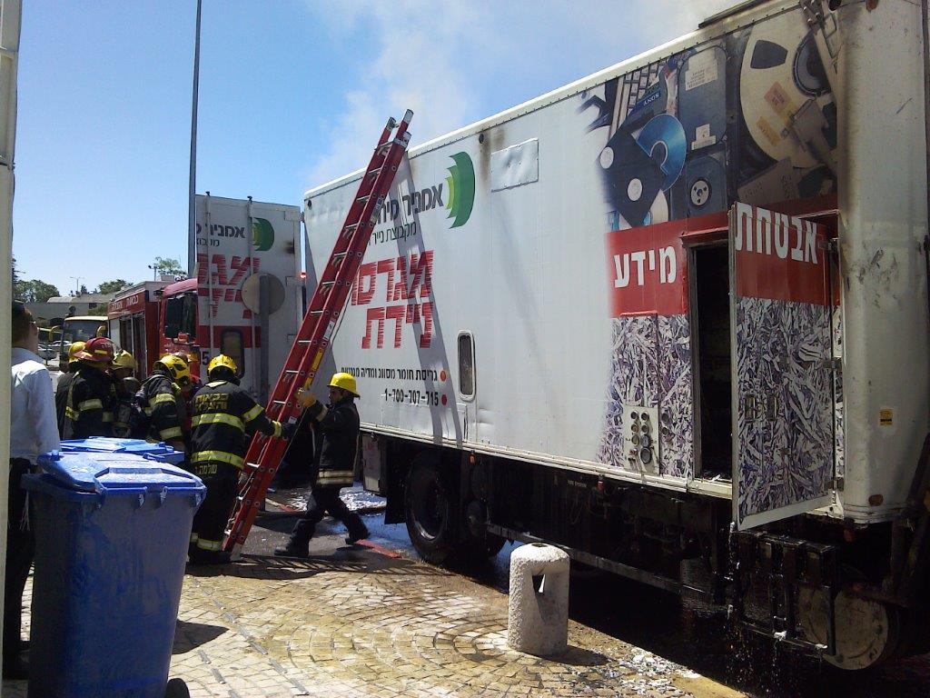 צפו: משאית עלתה באש בגשר המיתרים בירושלים