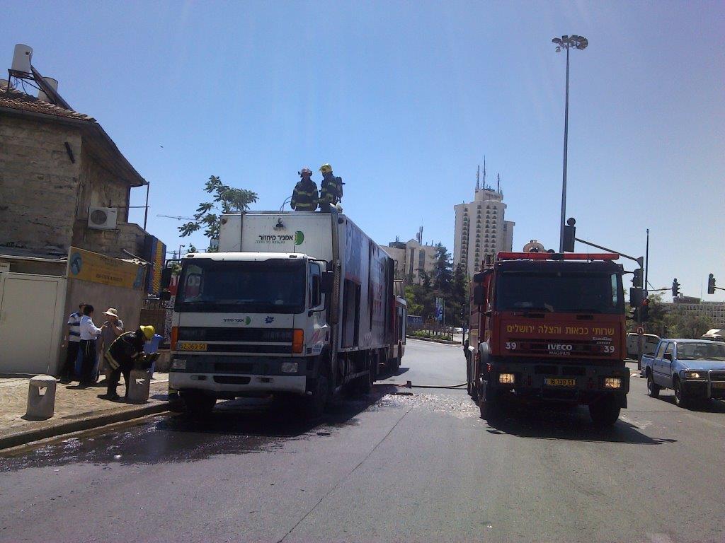 צפו: משאית עלתה באש בגשר המיתרים בירושלים