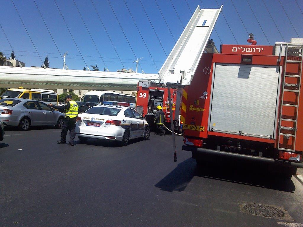 צפו: משאית עלתה באש בגשר המיתרים בירושלים