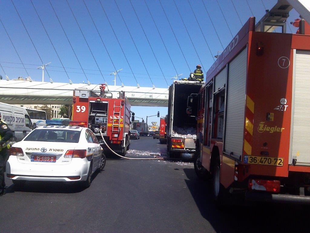 צפו: משאית עלתה באש בגשר המיתרים בירושלים