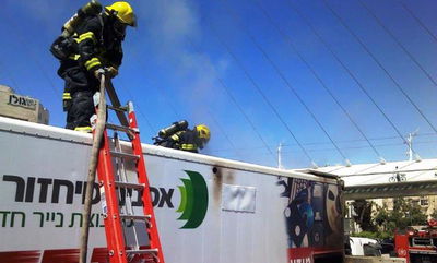 צפו: משאית עלתה באש בגשר המיתרים בירושלים