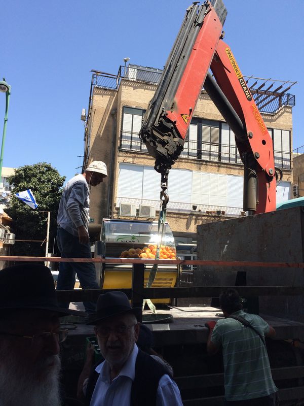 זייברט עושה סדר בבני ברק: פקחים החרימו סחורה מחנויות