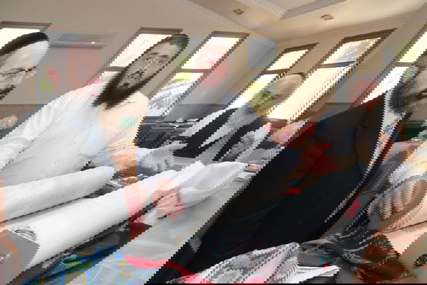 זעזוע: שני בתי כנסת נפרצו, ספרי התורה הושלכו בביזיון