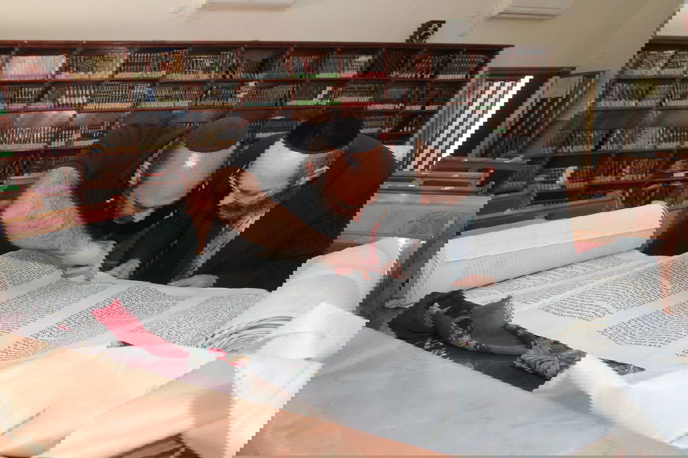 זעזוע: שני בתי כנסת נפרצו, ספרי התורה הושלכו בביזיון