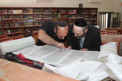 זעזוע: שני בתי כנסת נפרצו, ספרי התורה הושלכו בביזיון