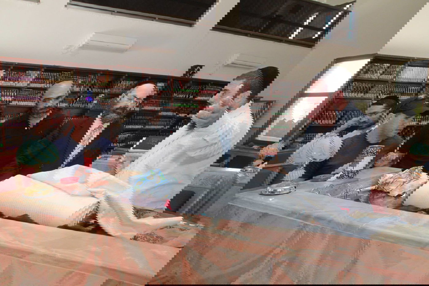 זעזוע: שני בתי כנסת נפרצו, ספרי התורה הושלכו בביזיון