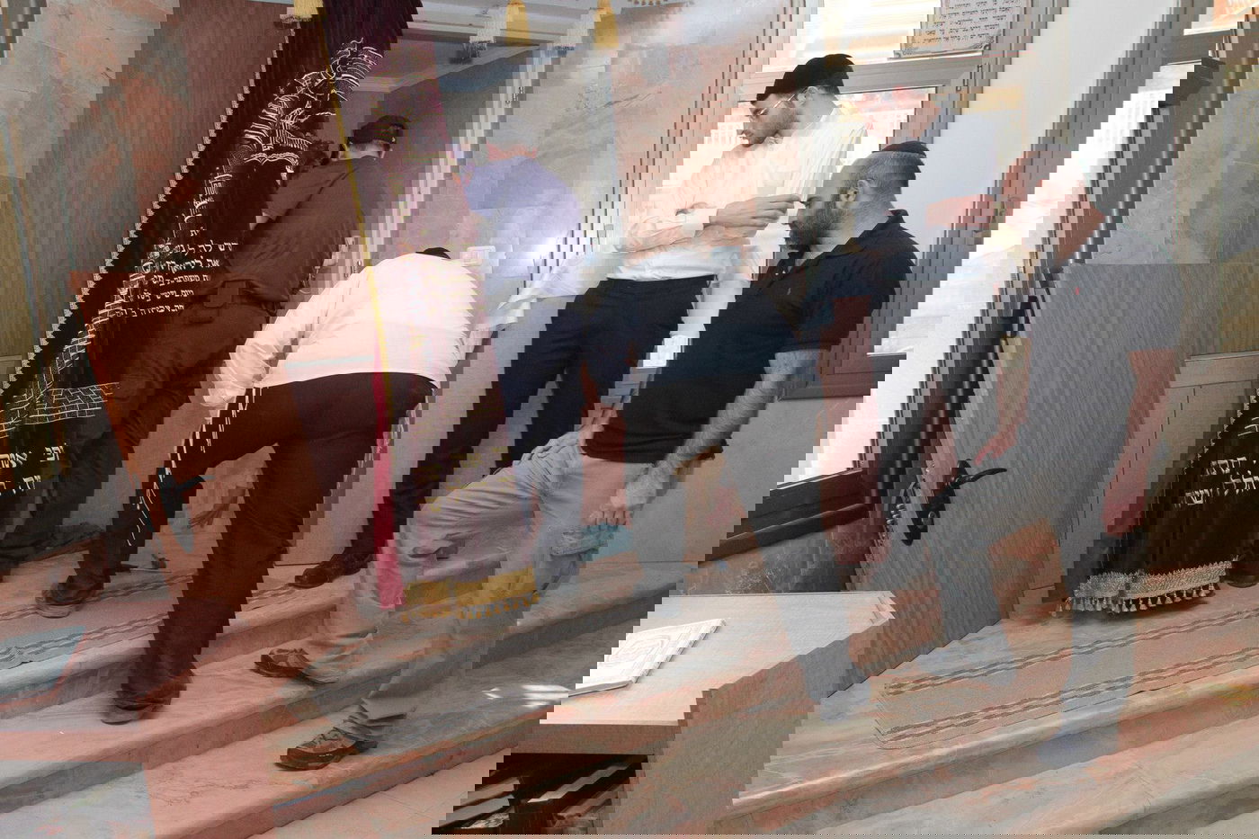 זעזוע: שני בתי כנסת נפרצו, ספרי התורה הושלכו בביזיון