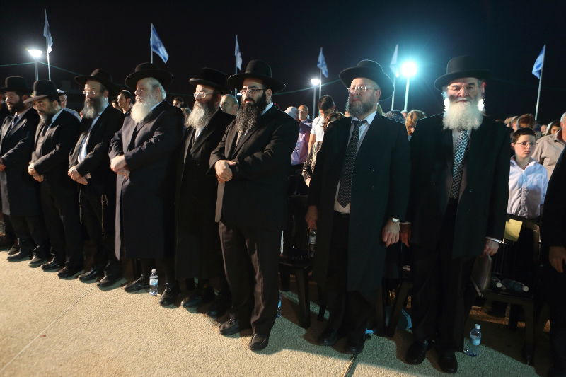 בעמידה ושירת התקווה: כך נפתח יום הזיכרון  בבני ברק