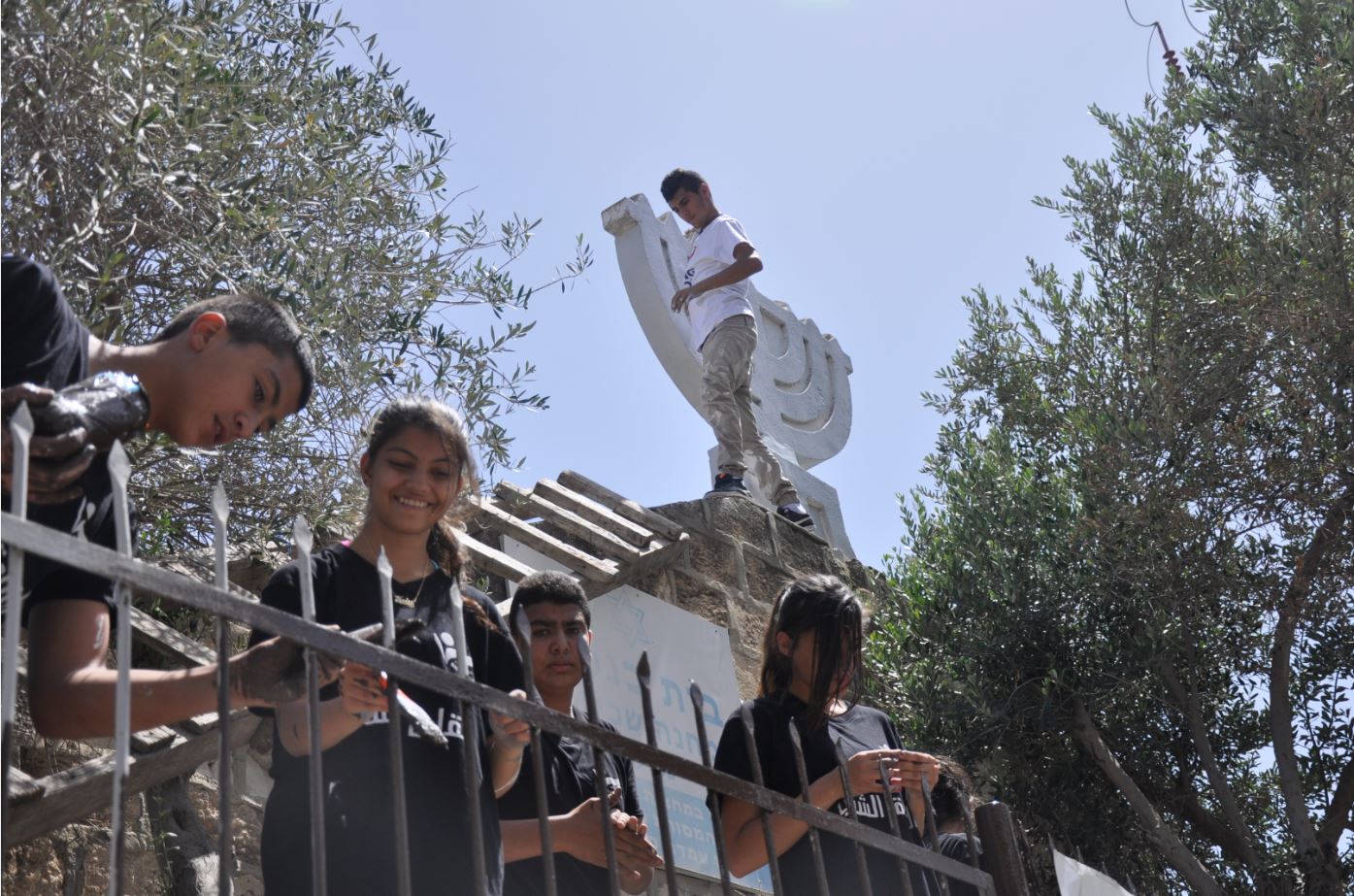 עשרות בני נוער ערבים שיפצו את בית הכנסת העתיק בשפרעם