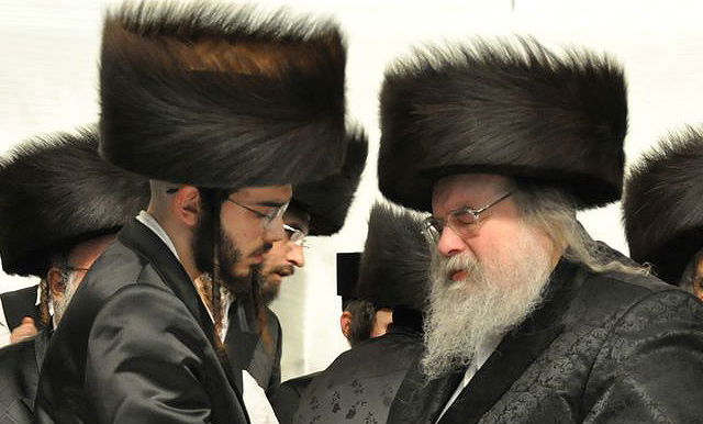 האדמו"ר מבעלזא בריקוד עם נכדו