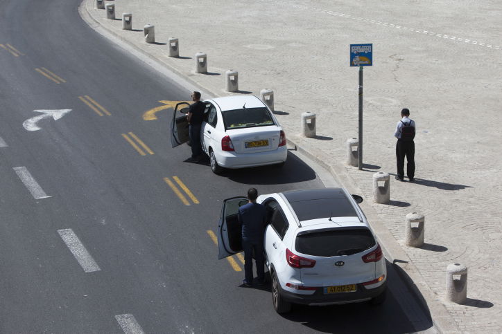 המודיע: על מי ששוהה בעת הצפירה ברחוב - לעמוד דום