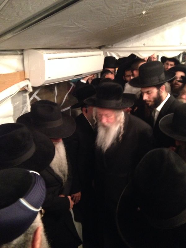 צפו: האדמו"ר מגור ניחם את האחים אבוחצירא