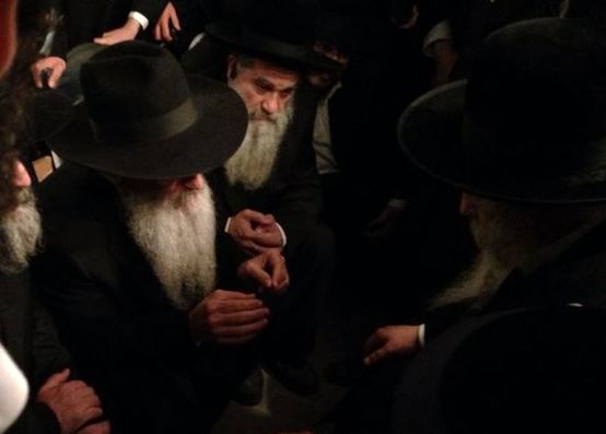 צפו: האדמו"ר מגור ניחם את האחים אבוחצירא