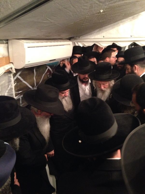 צפו: האדמו"ר מגור ניחם את האחים אבוחצירא