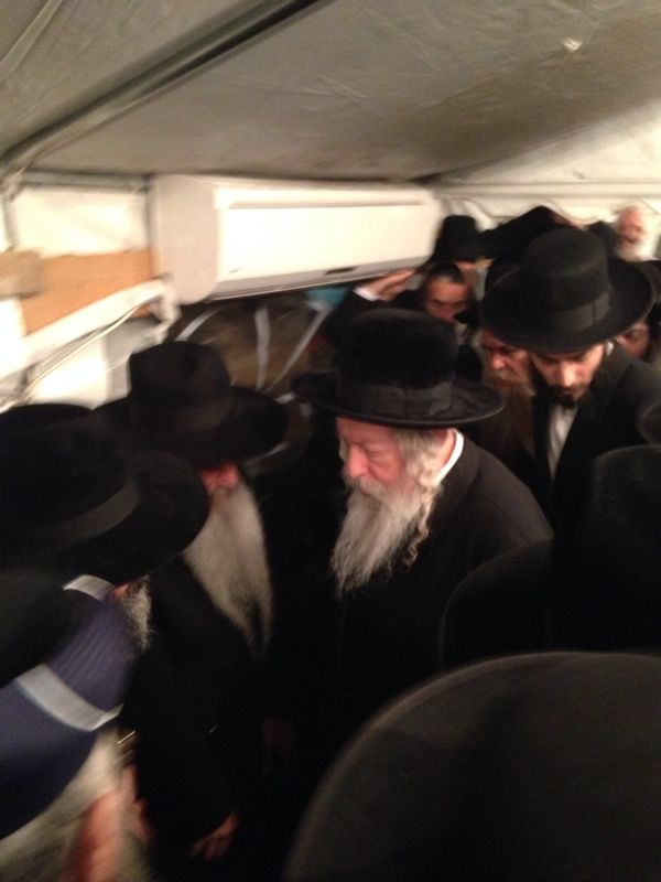 צפו: האדמו"ר מגור ניחם את האחים אבוחצירא