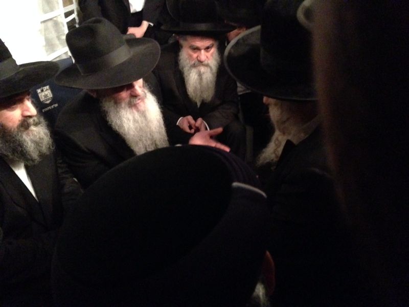 צפו: האדמו"ר מגור ניחם את האחים אבוחצירא