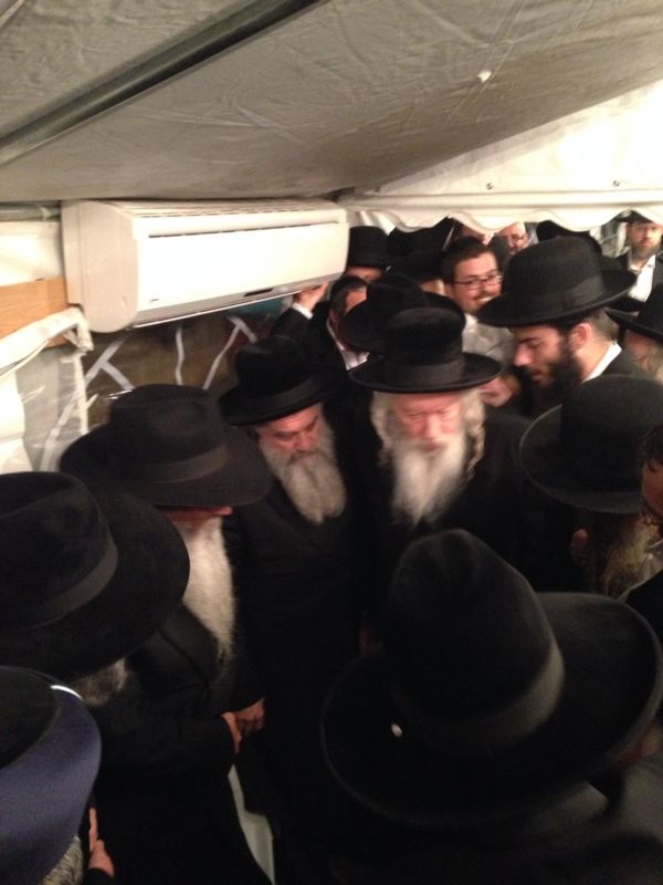 צפו: האדמו"ר מגור ניחם את האחים אבוחצירא