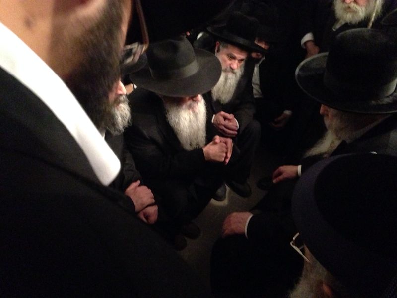 צפו: האדמו"ר מגור ניחם את האחים אבוחצירא