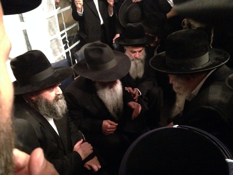 צפו: האדמו"ר מגור ניחם את האחים אבוחצירא