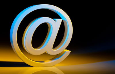 סקר לא מפתיע: קריאת מיילים מחוץ לשעות העבודה גורמת ללחץ