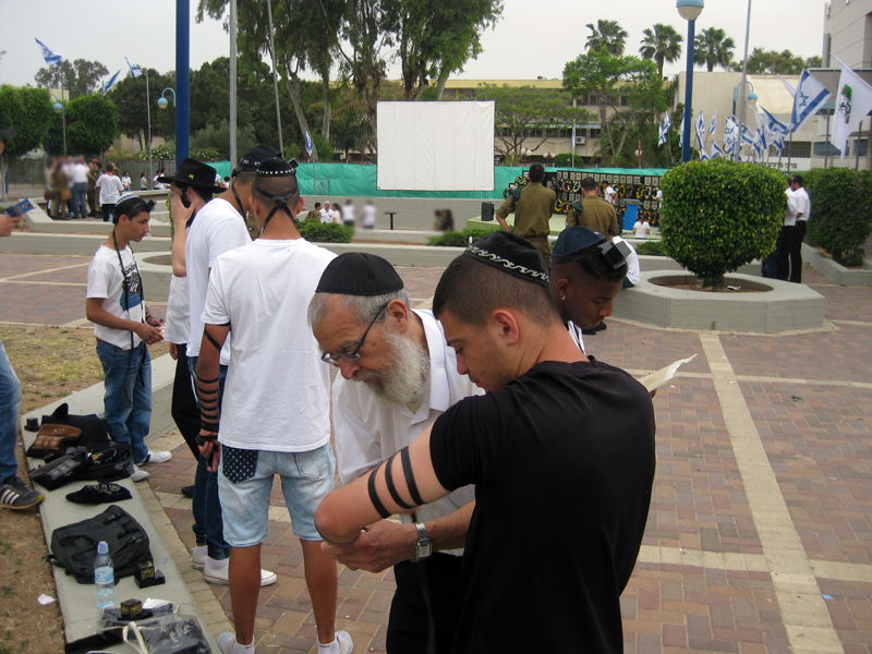 יום הזיכרון בחב"ד: הנחת תפילין להמונים