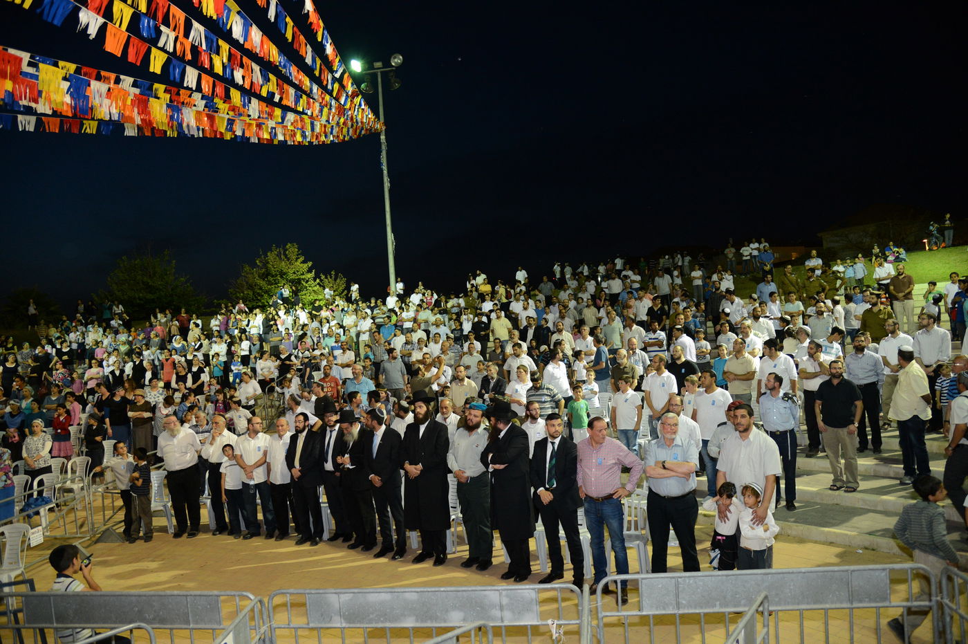 העיר אלעד התייחדה עם הנופלים; פרוש: "אנחנו חלק קטן בפאזל ענק"