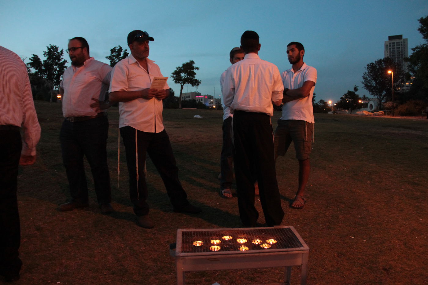 מיוחד: כך נכשל הניסיון החילוני לתעד חרדים ממנגלים בצפירה
