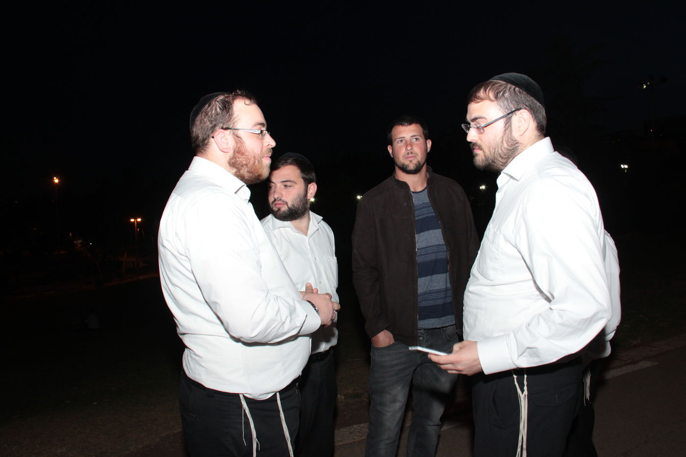 מיוחד: כך נכשל הניסיון החילוני לתעד חרדים ממנגלים בצפירה